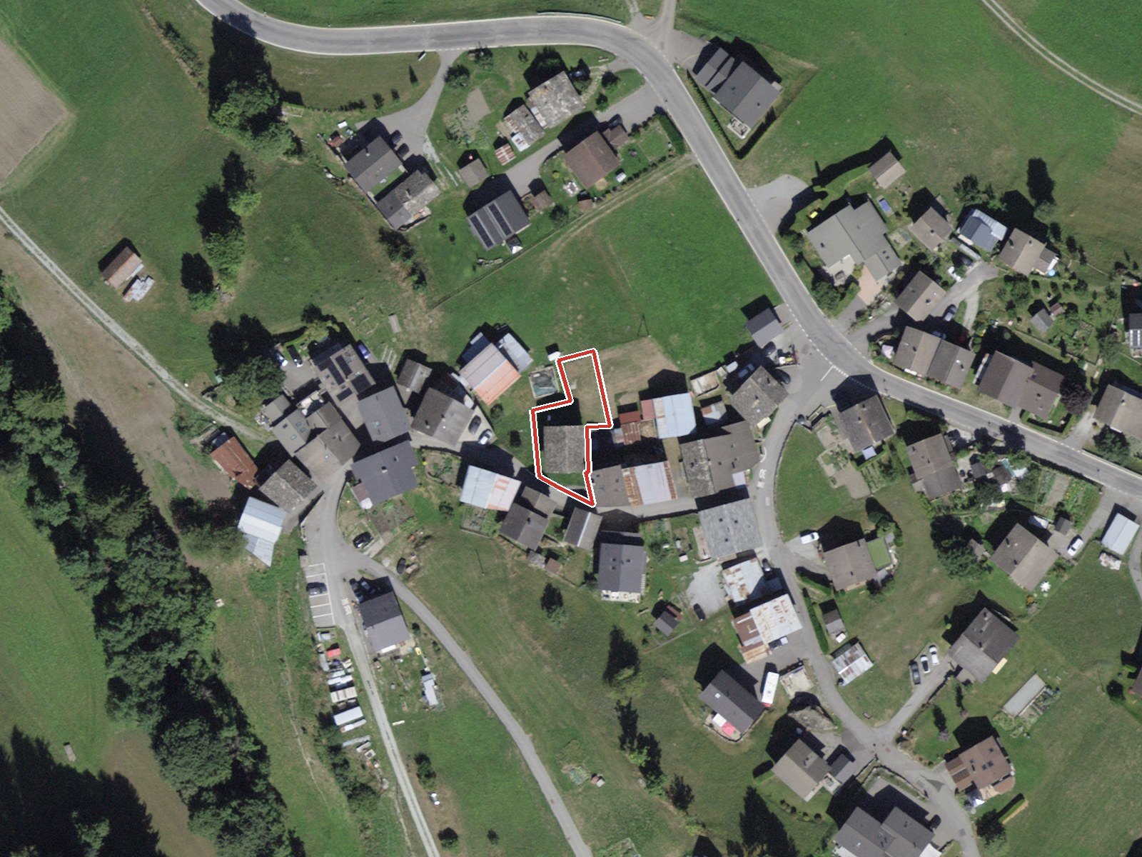 Orthophoto du hameau du Sapey, à la même échelle que le plan cadastral : les toits du front bâti, l'herbage, et la parcelle 13419 délimitée en rouge.