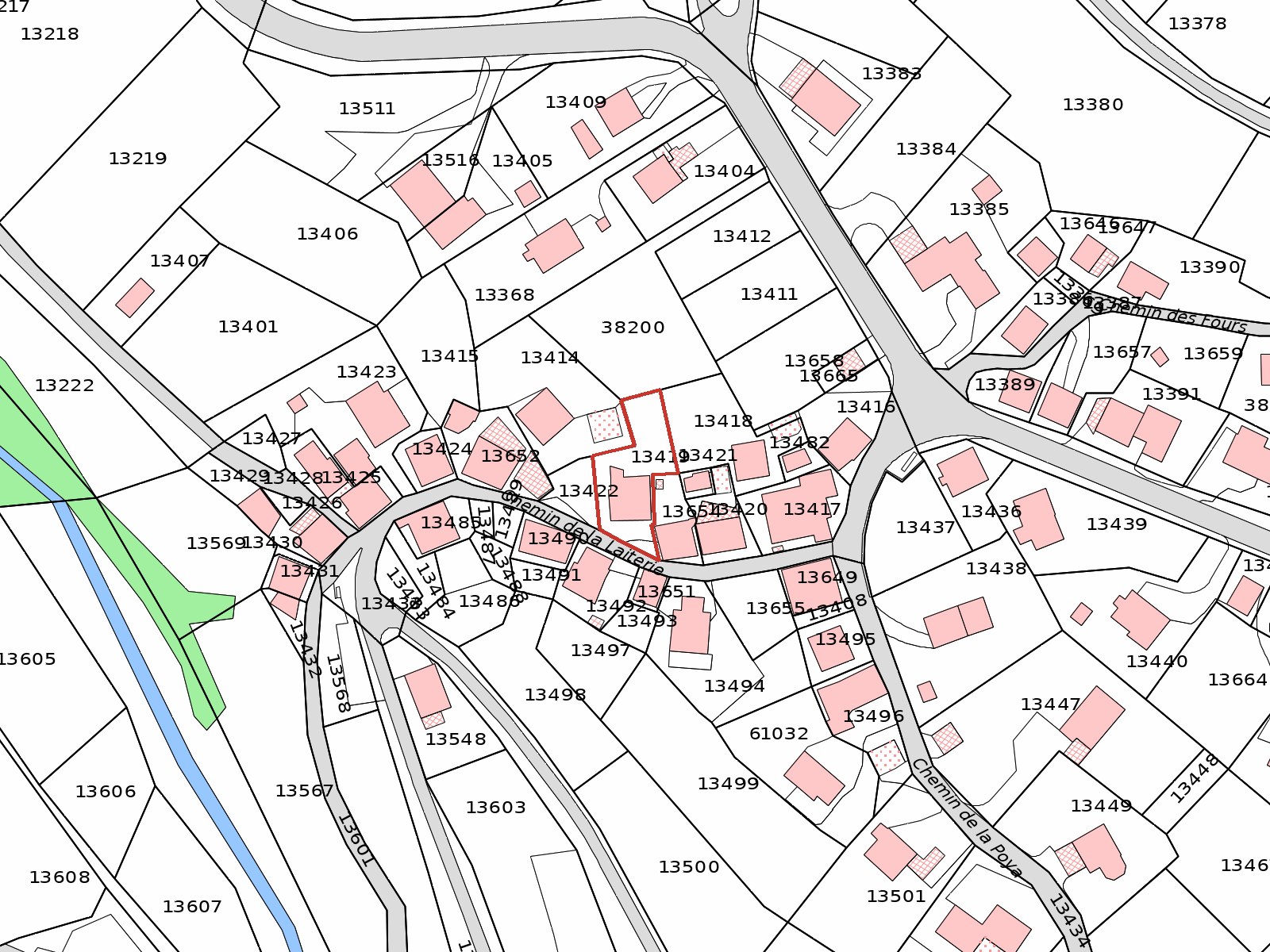 Plan cadastral du secteur : la parcelle 13419, délimitée en rouge, le long du chemin de la Laiterie, au cœur du hameau du Sapey.